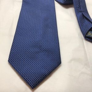 Club Room 100% silk tie in blue/white